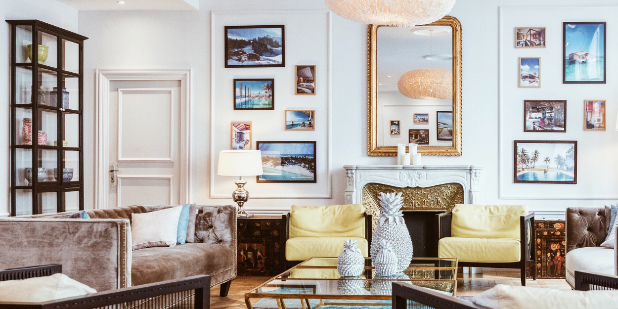 mur de cadres dans un bel apartement